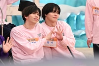 2人でハートを作る超特急のリョウガとカイ。