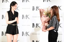 マイケル・コースのスタッフから花束を手渡されるダヒョン（TWICE）。