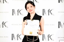 サインを入れた限定バッグ「TRIBECA ホワイトデニム」を見せるダヒョン（TWICE）。