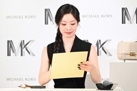 書き上げた「春」を眺めるダヒョン（TWICE）。