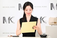 書き上げた「春」を眺めるダヒョン（TWICE）。