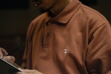 「CHAMPION WHAT MOVES YOU」より、NAGAN SERVERが着用しているポロシャツ。