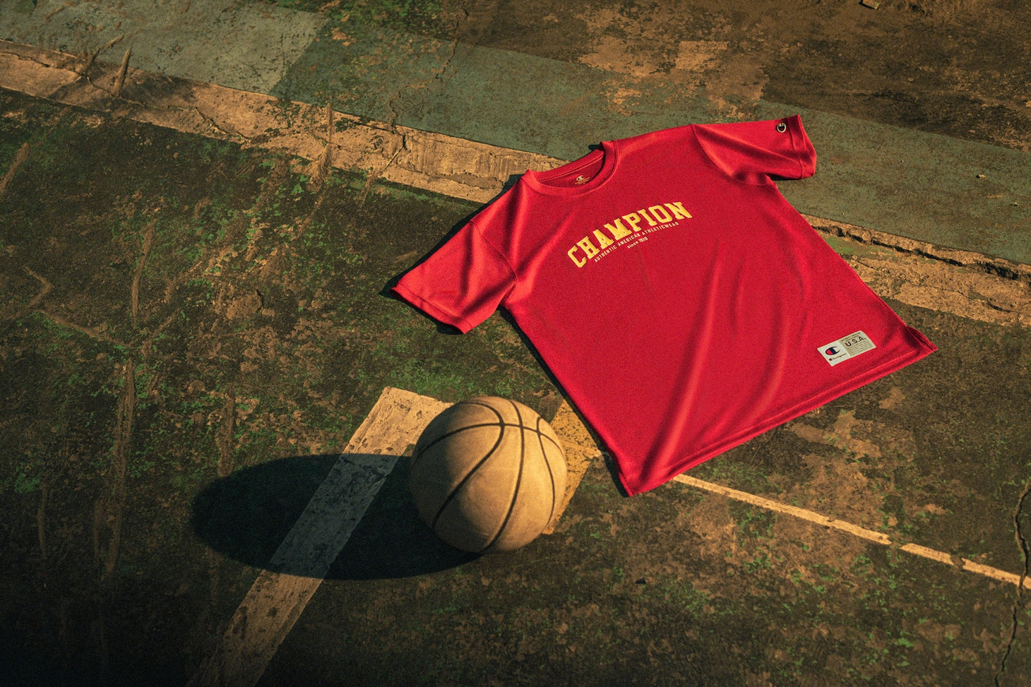 「CHAMPION WHAT MOVES YOU」より、UTAが着用しているショートスリーブTシャツ。
