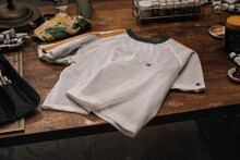 「CHAMPION WHAT MOVES YOU」より、MISATO ANDOが着用しているショートスリーブTシャツ。