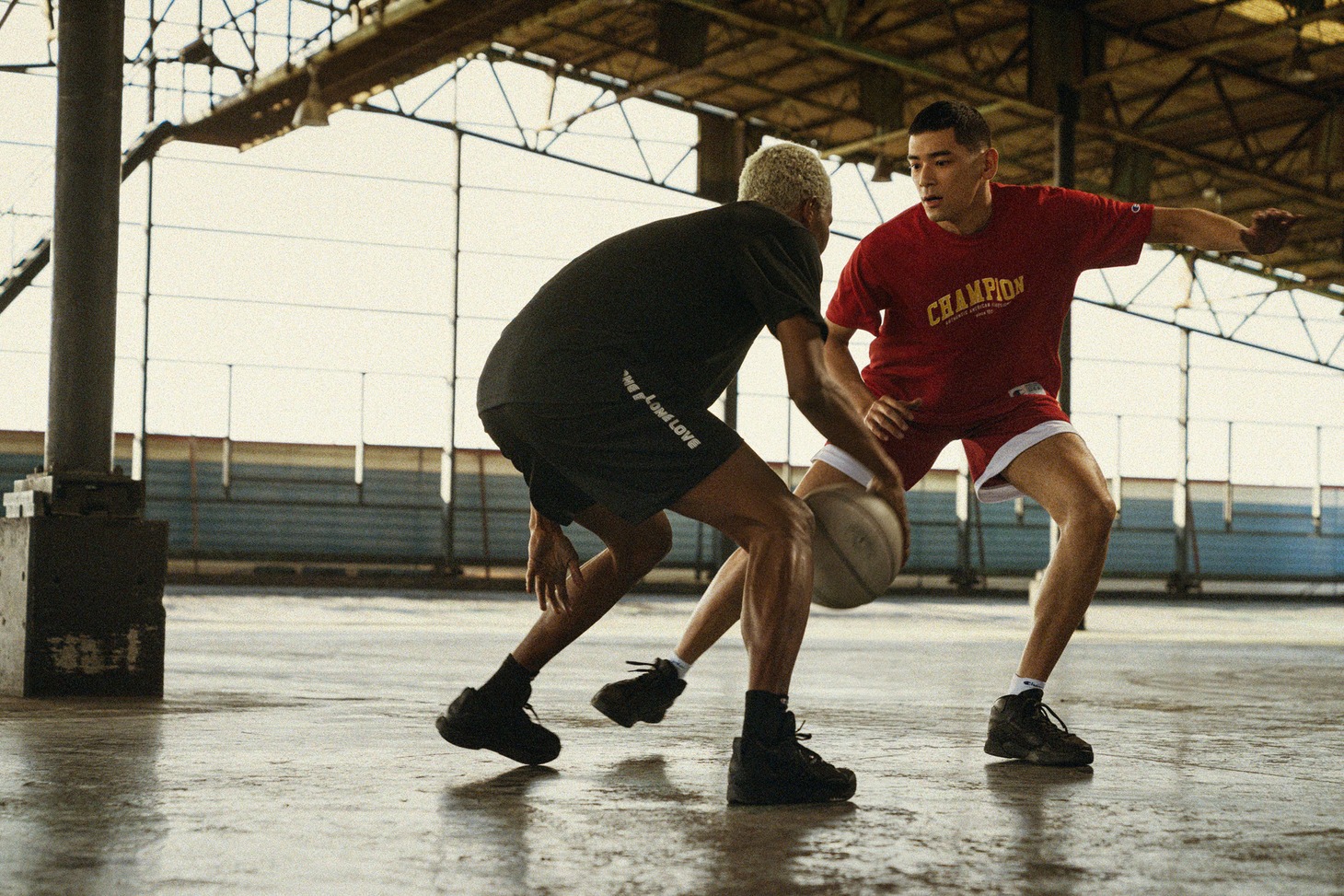 「CHAMPION WHAT MOVES YOU」のワンシーン。