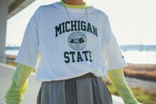 「CHAMPION WHAT MOVES YOU」より、yurinasiaが着用しているショートスリーブTシャツ。