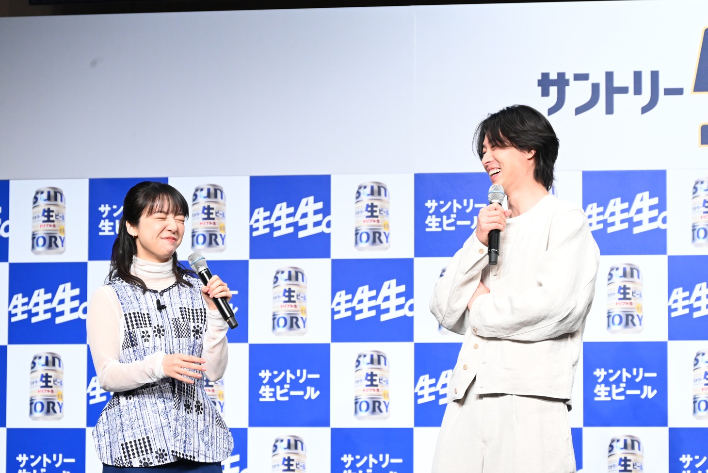 左から上白石萌音、山崎賢人。
