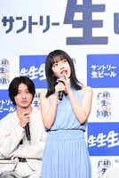 「川の流れのように」を歌唱するアイナ・ジ・エンド。