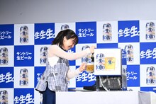 ビールを注ぐ上白石萌音。