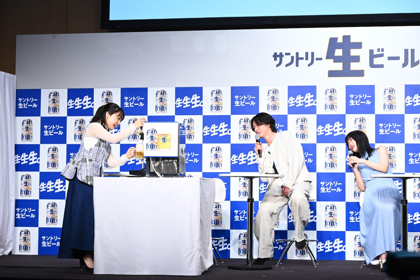 ビールを注ぐ上白石萌音を見守る山崎賢人とアイナ・ジ・エンド。