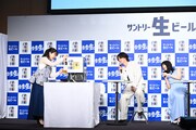 ビールを注ぐ上白石萌音を見守る山崎賢人とアイナ・ジ・エンド。
