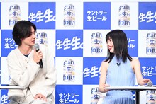 左から山崎賢人、アイナ・ジ・エンド。