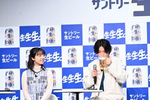 上白石萌音が注いだビールを飲む山崎賢人。
