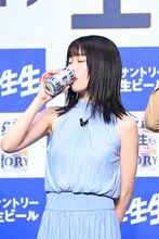 ビールを飲むアイナ・ジ・エンド。