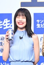 ビールを味わうアイナ・ジ・エンド。