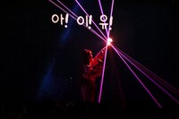 ペンライトに光を集めたIU。