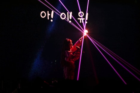 ペンライトに光を集めたIU。