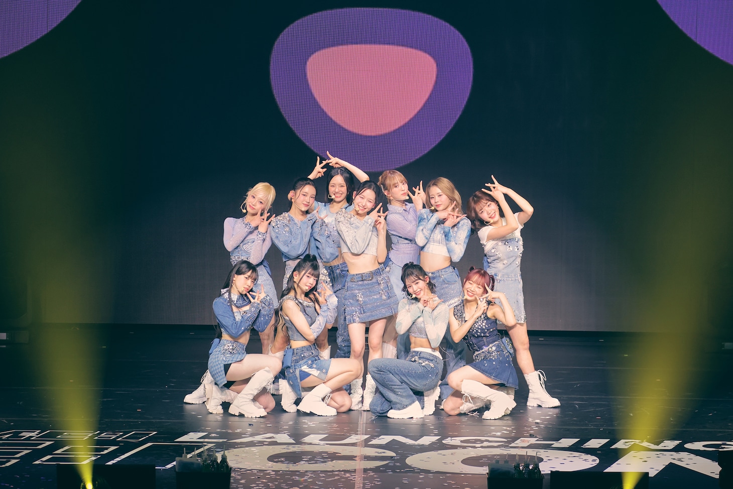 「Click」を披露するME:I。(c)LAPONE GIRLS