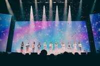 「FLY UP SO HIGH」を披露するME:I。(c)LAPONE GIRLS