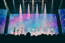 「FLY UP SO HIGH」を披露するME:I。(c)LAPONE GIRLS