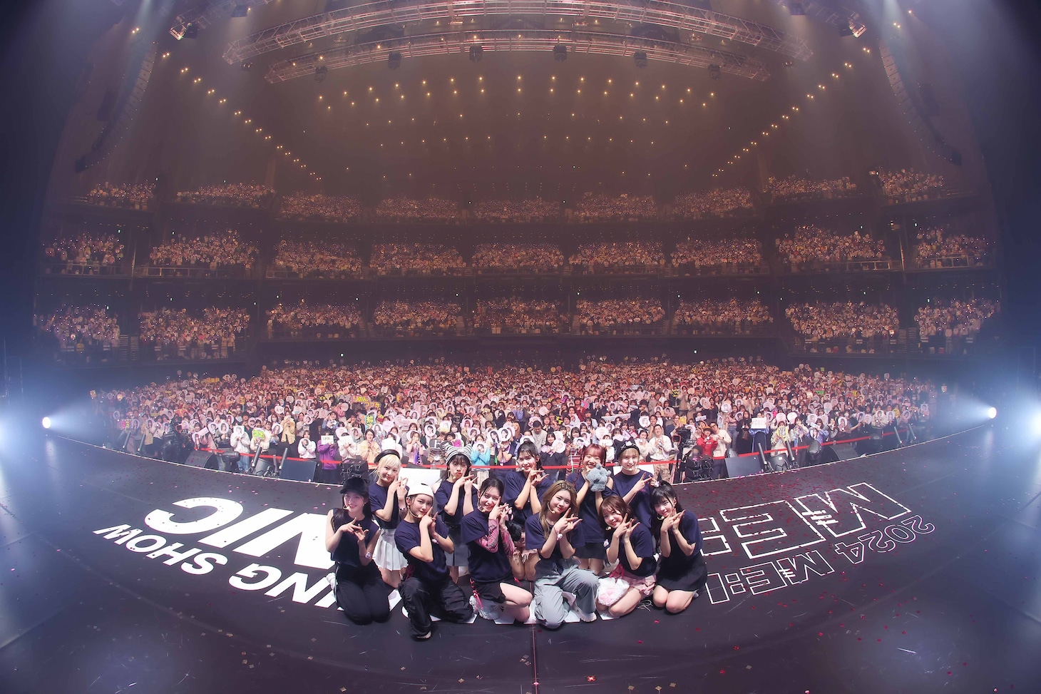 客席をバックに記念撮影するME:I。(c)LAPONE GIRLS