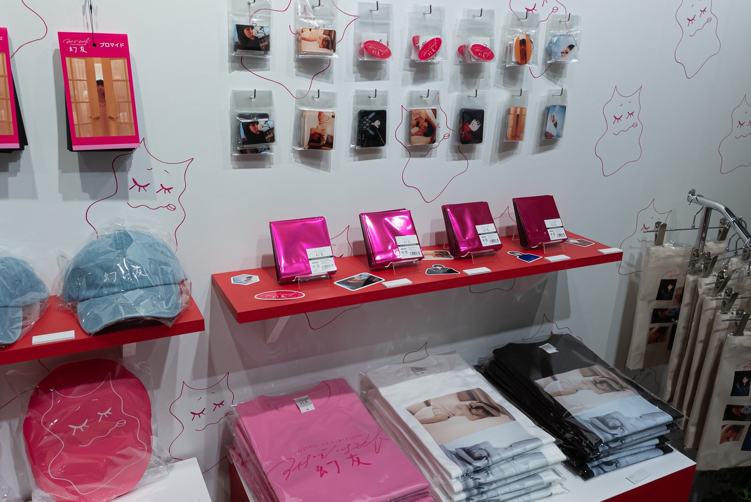 「アイナ・ジ・エンド photo exhibition ‐幻友‐」物販ブース