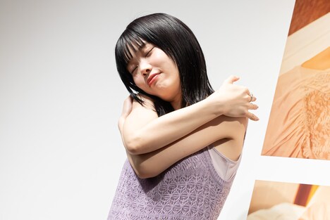 自分を抱きしめるアイナ・ジ・エンド。