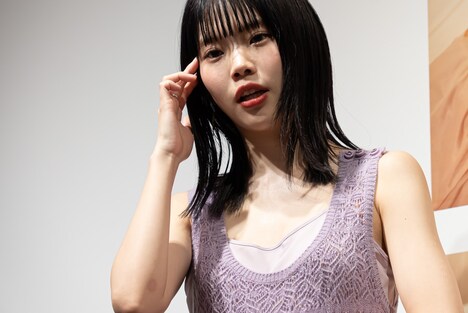 額の傷について話すアイナ・ジ・エンド。