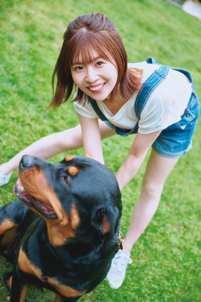松田好花（日向坂46）の1st写真集「振り向いて」より。（撮影：岡本武志）(c)講談社