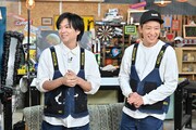 左から加藤シゲアキ、小山慶一郎。(c)TBS