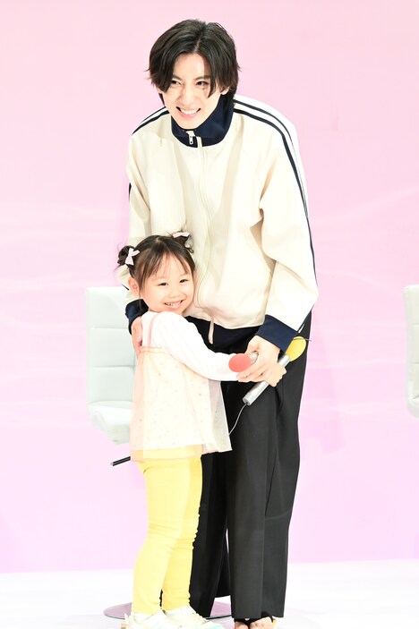 年の離れた妹を演じる諸林めいに抱きつかれる京本大我（SixTONES）。
