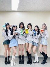 「ポケットモンスター」のキャラクターを手にしたIVE。