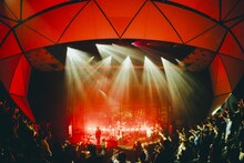 「au デジタルツインライブ #0 [Alexandros] @TOKYO NODE HALL」TOKYO NODE HALL会場の様子。