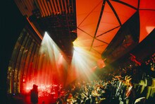 「au デジタルツインライブ #0 [Alexandros] @TOKYO NODE HALL」TOKYO NODE HALL会場の様子。