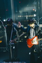 左から磯部寛之（B, Cho）、川上洋平（Vo, G）。