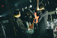 左から磯部寛之（B, Cho）、川上洋平（Vo, G）。