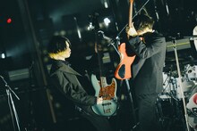 左から磯部寛之（B, Cho）、川上洋平（Vo, G）。