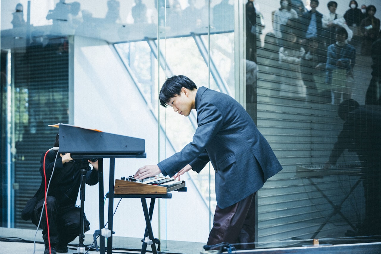 蓮沼執太、“音楽浴”公演で坂本龍一の音源とコラボした未発表曲