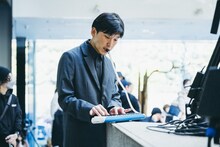 鍵盤ハーモニカを奏でる蓮沼執太。（撮影：後藤武浩）