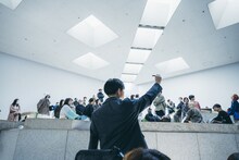 レーザーポインターを光らせる蓮沼執太。（撮影：後藤武浩）