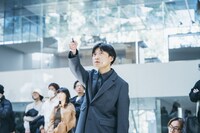 レーザーポインターを光らせる蓮沼執太。（撮影：後藤武浩）