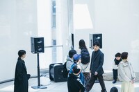 石庭を回遊する蓮沼執太。（撮影：後藤武浩）