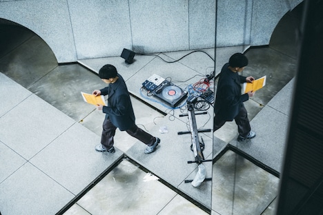 石庭を回遊する蓮沼執太。（撮影：後藤武浩）