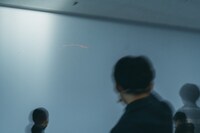 レーザーポインターを光らせる蓮沼執太。（撮影：後藤武浩）