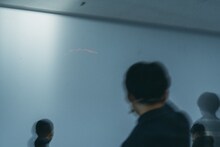 レーザーポインターを光らせる蓮沼執太。（撮影：後藤武浩）