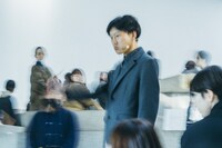 レーザーポインターを光らせる蓮沼執太。（撮影：後藤武浩）