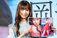 写真集のお気に入りカットを見せる岡部麟（AKB48）。
