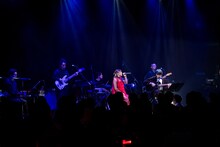 碧海祐人をゲストに迎えて「alchemy」を歌う鞘師里保。