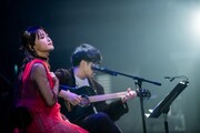 碧海祐人をゲストに迎えて「alchemy」を歌う鞘師里保。