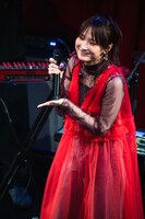 拍手で迎えられ「授賞式みたいですねー」とマイクをトロフィーに見立てる鞘師里保。